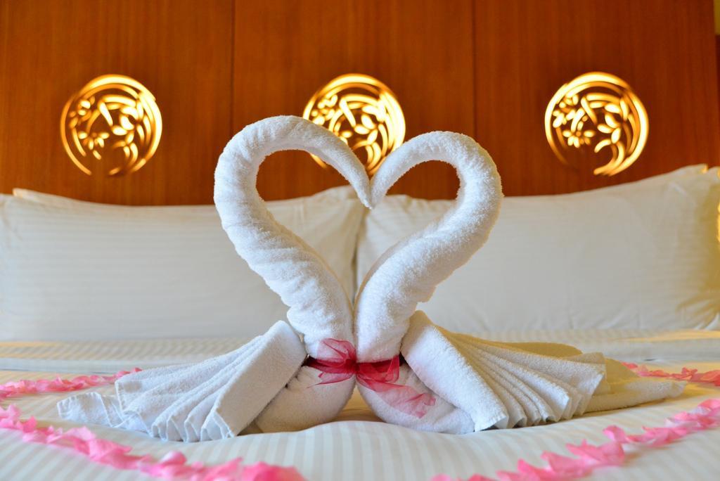 โรงแรมพัลซ์ กรันเด ปุตราจายา ภายนอก รูปภาพ Towel swans